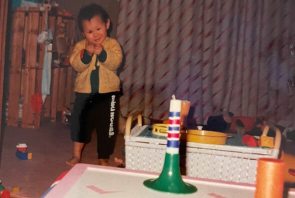 幼少期におもちゃで遊んでいる写真