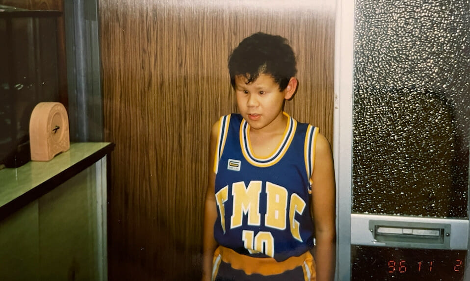 バスケットのユニフォームを着た家での写真