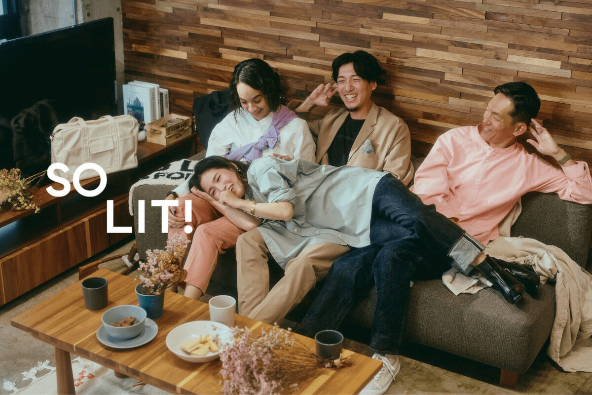 SOLITの商品を着た人たちがリビングのソファで仲良くくつろいでいる